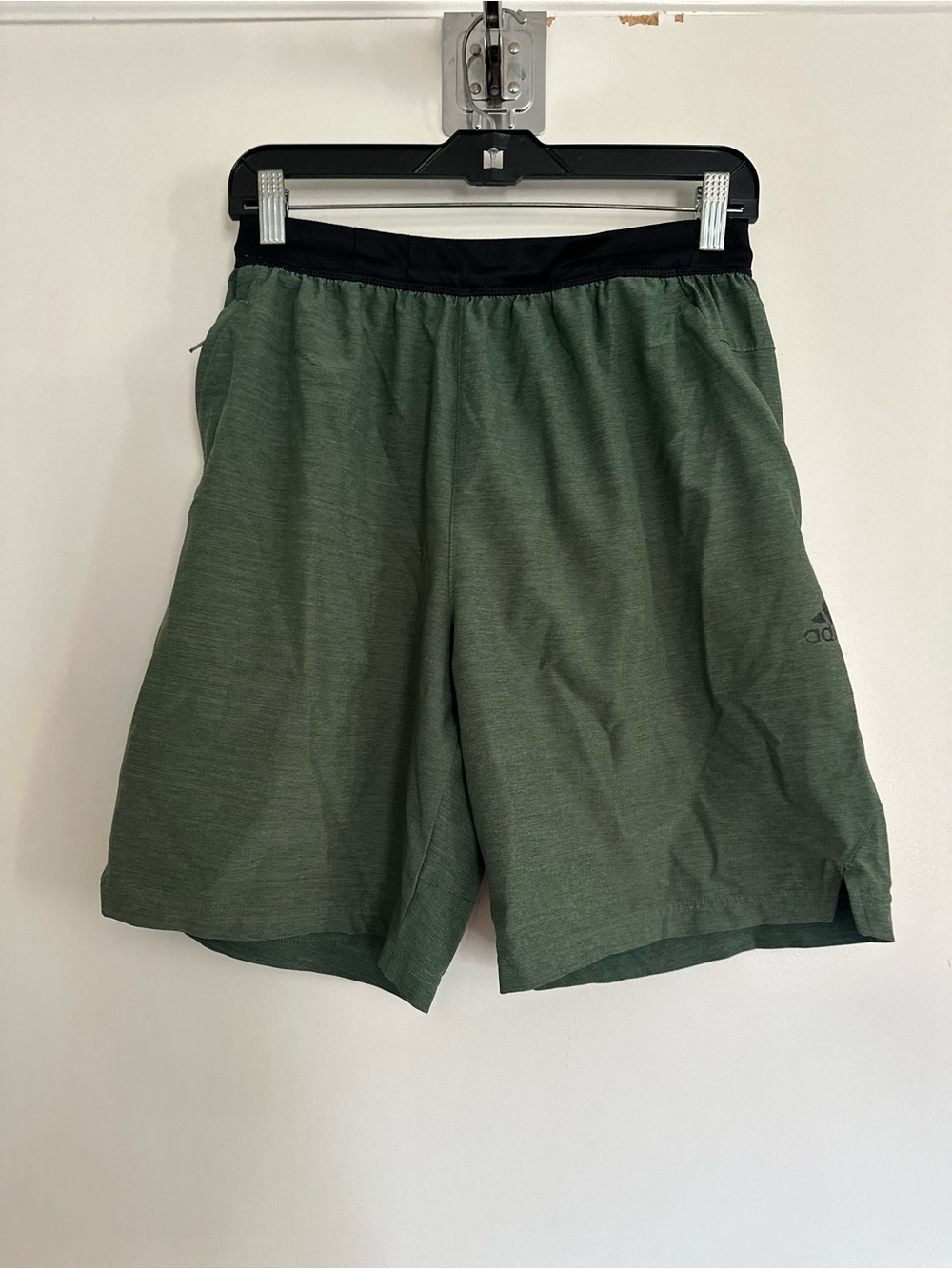 Adidas Aeroready SzM lightweight Green Flat Front Pull On Shorts Zip Pockets.